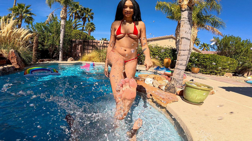 Drenched Bikini – Sam Shock, Katarina Karson on Tiny4K