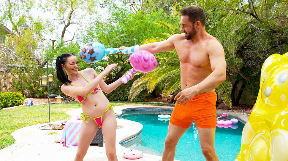 Bikini Bash – Sam Shock, Mercedes Mac on Tiny4K